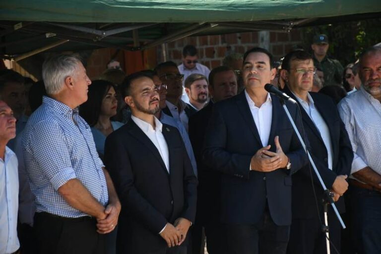 Valdés en Ituzaingó: entregó 40 viviendas e inauguró refacciones en la Iglesia San Juan Bautista