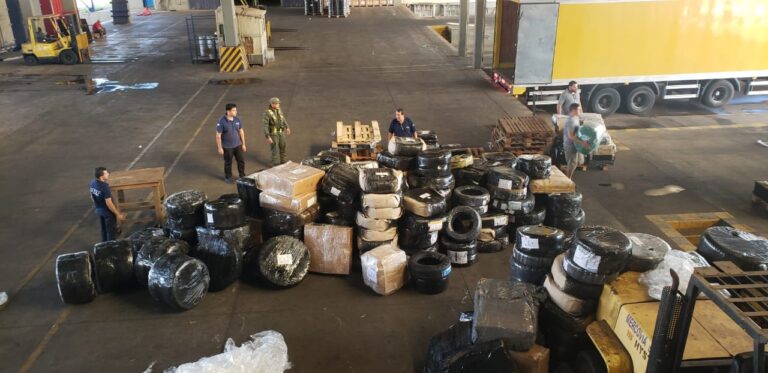 «Cuay Grande»: Aduana secuestró 500 neumáticos de contrabando