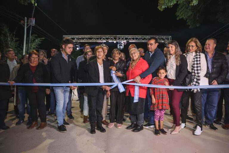 El Municipio inauguró dos cuadras de pavimento y un puente sobre calle Roque Sáenz Peña