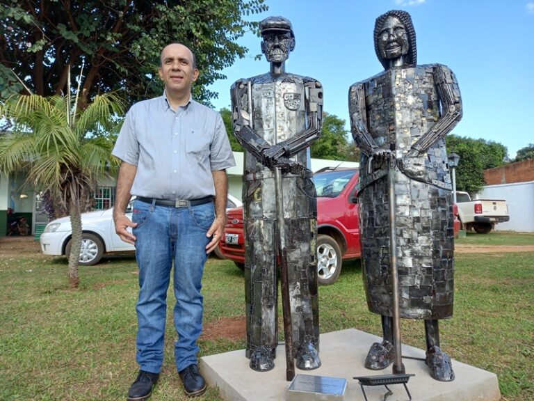 Inauguraron dos estatuas en reconocimiento a los adultos mayores del Hogar “Román Itoiz”