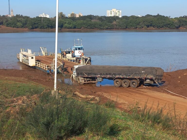 Alvear: Camión cargado con arroz cae a las aguas del rio Uruguay