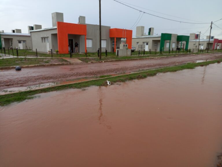 Intensas lluvias y el repunte en la crecida del rio Uruguay generan inconvenientes en Santo Tomé