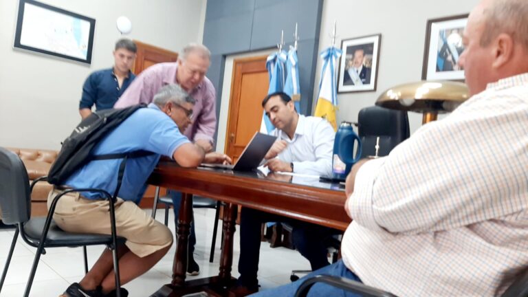 Autoridades del municipio se reunieron con vecinos del Paraje Atalaya y los ánimos se calmaron bastante