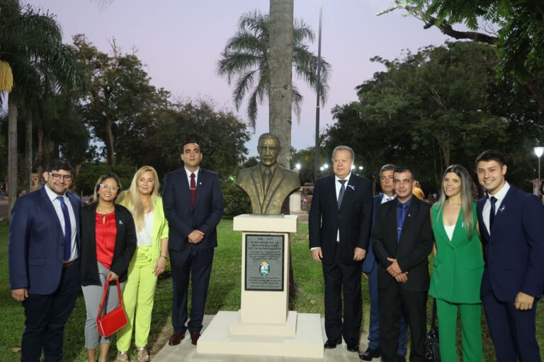 Inauguraron un busto de Raúl Alfonsín en homenaje por los 40 años de democracia