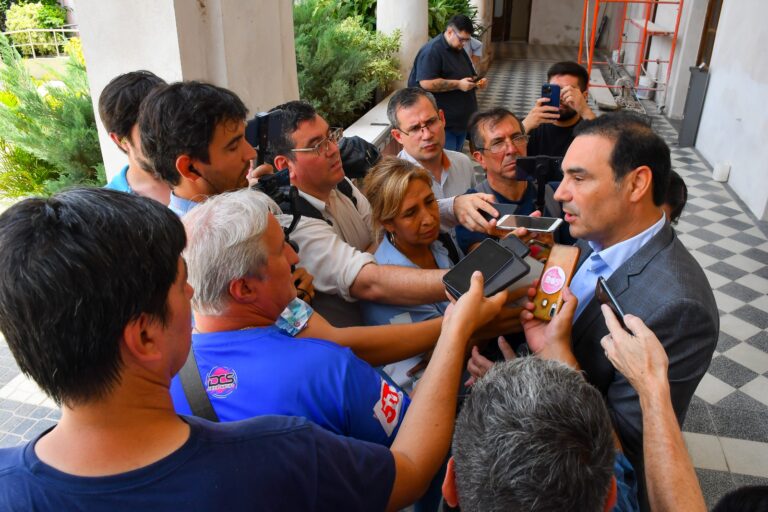 El gobernador Valdés anunció un bono de $150 mil para trabajadores activos y pasivos de la Provincia