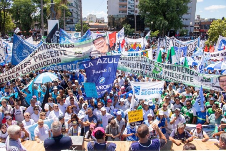 Multitudinaria movilización convocada por la CGT Corrientes y llamando a frenar DNU y Ley Ómnibus