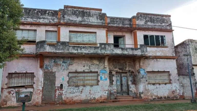 Ante permanentes reclamos de vecinos, la comuna tuvo que realizar tareas de limpieza en el ex policlínico ferroviario