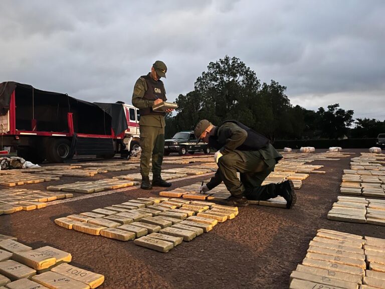 Misiones: Gendarmeria Nacional incauta más de 2.800 kilos de marihuana ocultos en el semirremolque de un camión