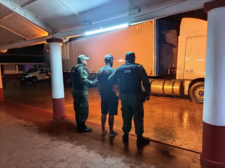 Gendarmería secuestró 20 mil kilos de un precursor químico transportados en un camión