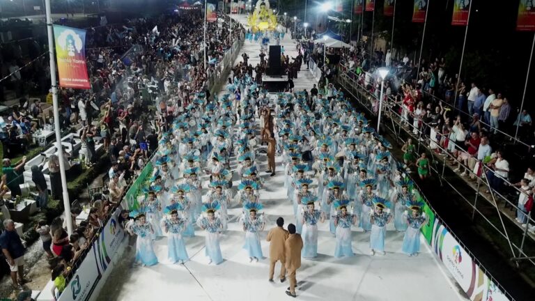 El rey momo hizo su paso en la primera noche de carnaval en Santo Tomé
