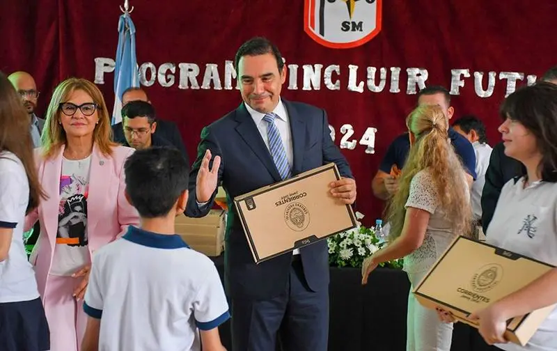 Valdés inauguró el Ciclo lectivo 2024 y encabezó nueva entrega de notebooks del Programa Incluir Futuro