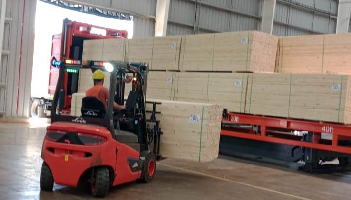La Aduana de Santo Tomé realizó control de exportaciones desde la misma planta industrial de Acon Timber
