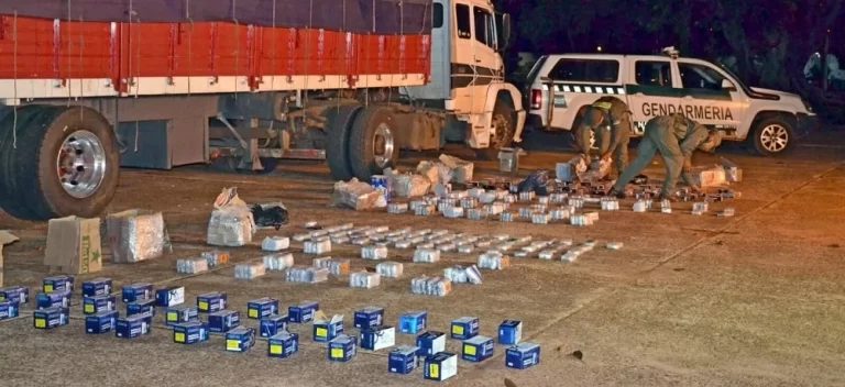 Decían llevar una mudanza para llevar más de 2.200 teléfonos de contrabando