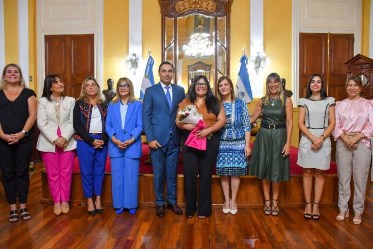Entrega de reconocimientos a mujeres correntinas destacadas de diferentes ámbitos.