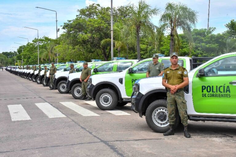 Se entregaron 100 camionetas nuevas a la Policía de Corrientes