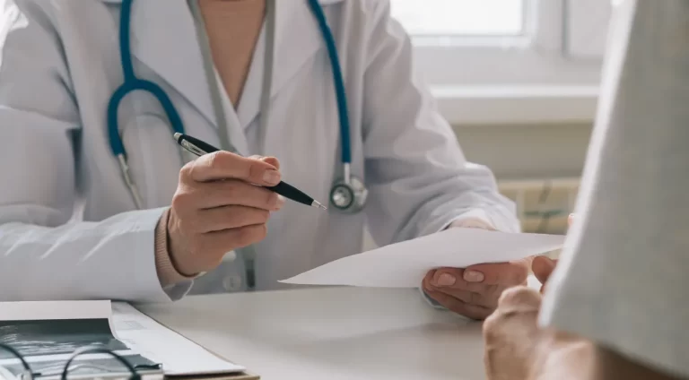 Estudian mecanismos para fortalecer la planilla de médicos en el sistema de Salud Pública