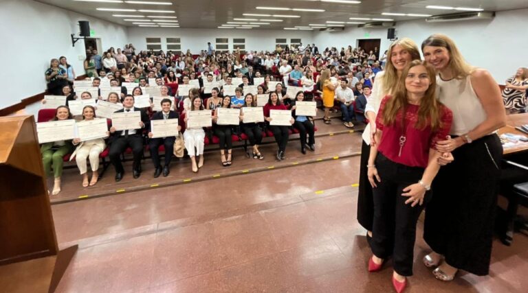 Modernización de la UNNE: En acto académico, Ciencias Económicas realizó la última entrega de títulos en papel