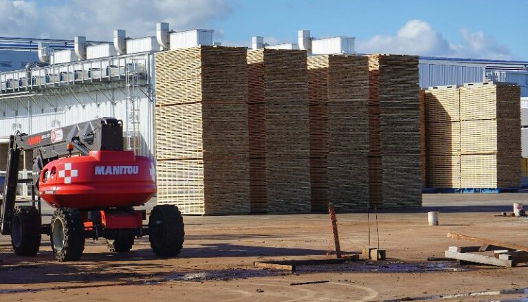 El Gobernador destacó la actividad exportadora del aserradero más grande del país