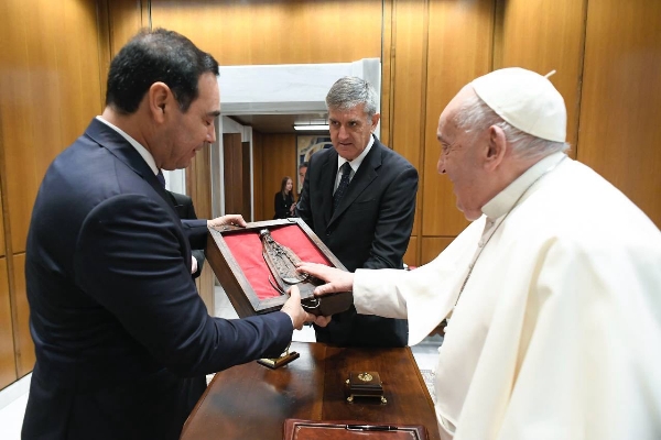 El gobernador Valdés visitó al Papa Francisco en el Vaticano