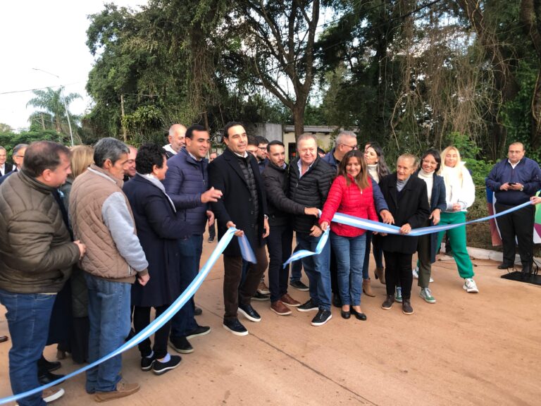 Valdés en Santo Tomé: inauguró obras de pavimento urbano y anunció la instalación de una planta de asfalto