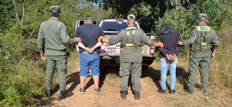 Detienen a dos personas que intentaron huir con cargamento de cigarrillos en una camioneta