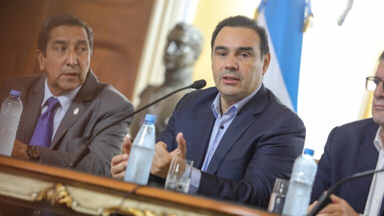 Valdés echó al ministro de Seguridad, acorralado por el escándalo político del caso Loan