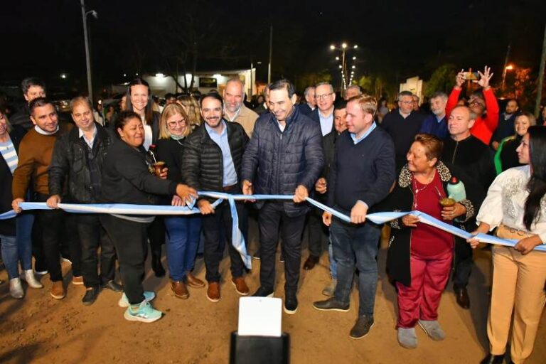 Valdés acompañó a la comunidad de Ituzaingó en la apertura de iluminación LED e infraestructura vial