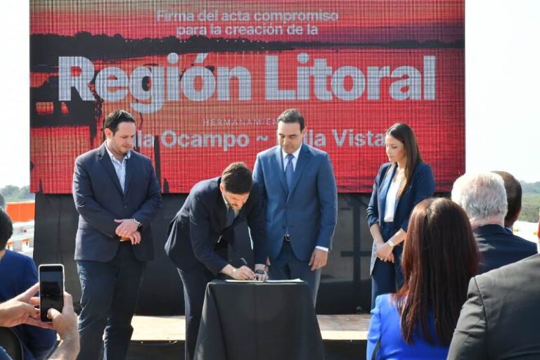Valdés firmó junto a Pullaro el acta de compromiso para la creación de la Región Litoral