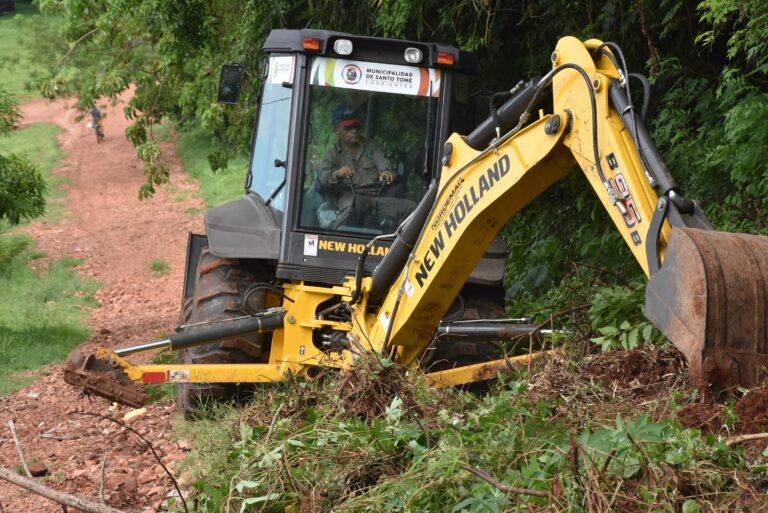 Trabajos de mejoramiento vial en distintos barrios de Santo Tomé