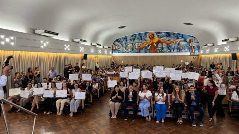 Universidad Pública: Económicas entregó títulos, y destacó  egresos de becarios y un excombatiente