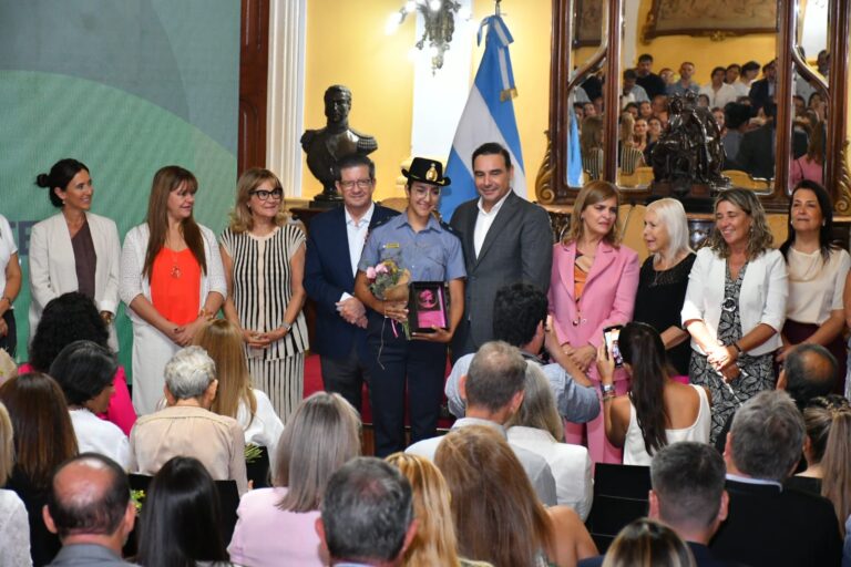 El gobernador Valdés encabezó un emotivo homenaje a mujeres destacadas correntinas
