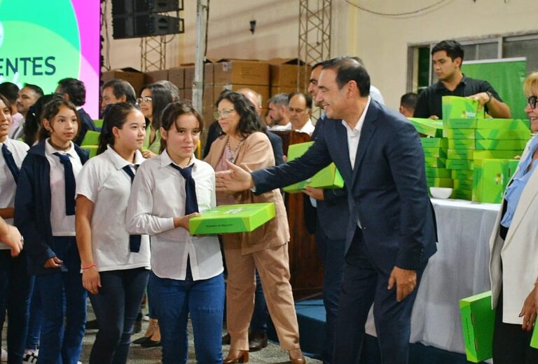 Valdés entregó más de mil notebooks a estudiantes del nivel secundario de Santo Tomé