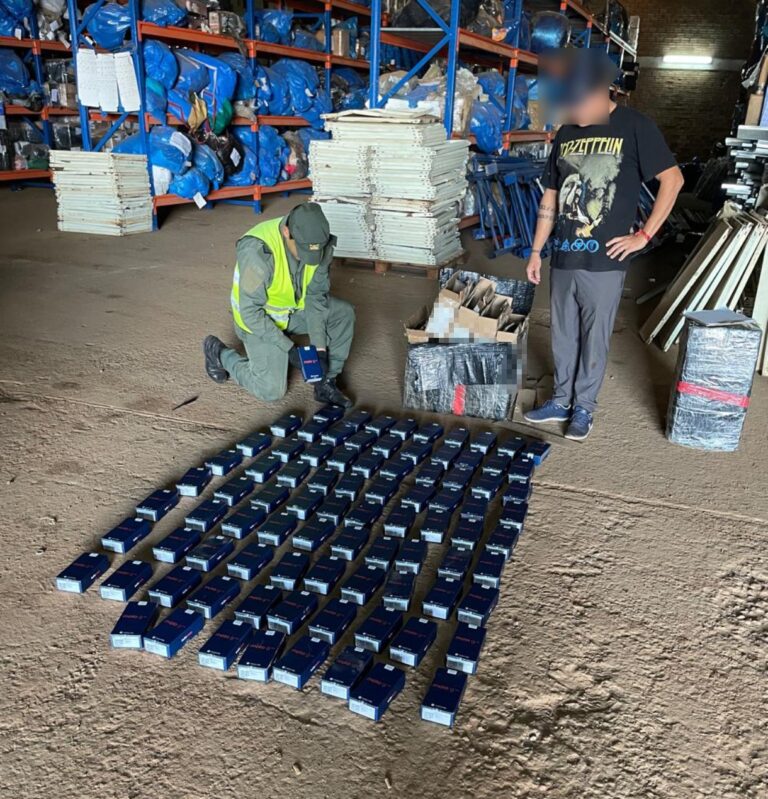 Hallan 520 celulares y 8.500 paquetes de cigarrillos al realizar la apertura de 26 encomiendas