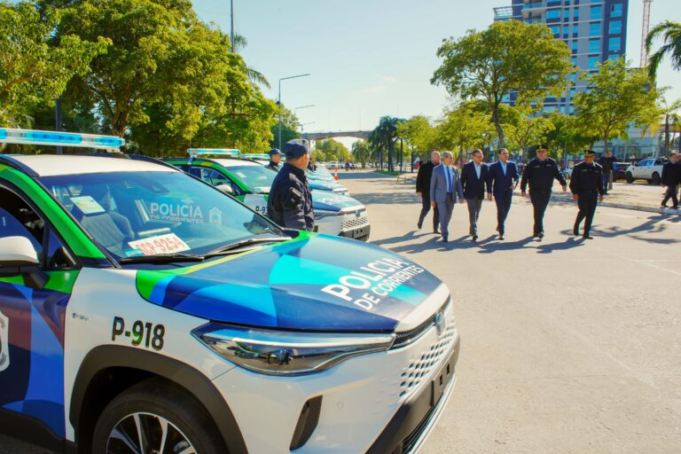La Provincia entregó 50 nuevos vehículos que fortalecen la labor policial
