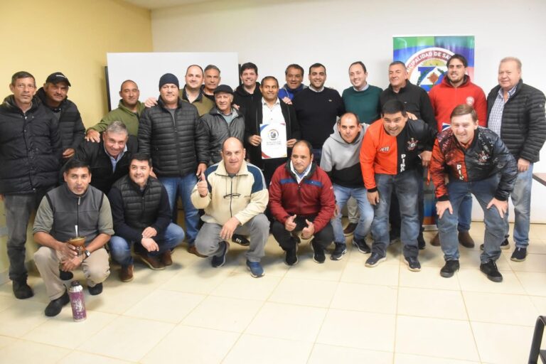Comparsas, ciclistas y veteranos de fútbol, firmaron las escrituras de terrenos donados  por el Municipio