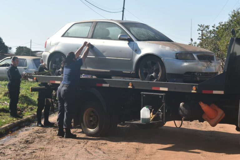 Trasladan vehículos siniestrados y motos secuestradas al predio del Parque Ambiental