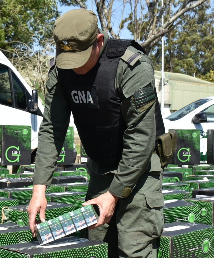 Evadieron de un control de GN y fueron aprehendidos con 60.000 atados de cigarrillos
