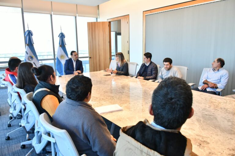 Valdés recibió a trabajadores del aserradero Tapebicuá y ofreció ayuda