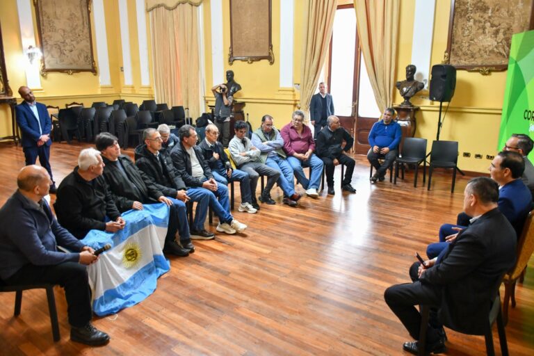Valdés recibió al contingente de ex combatientes y bregó por sostener la lucha por la soberanía nacional