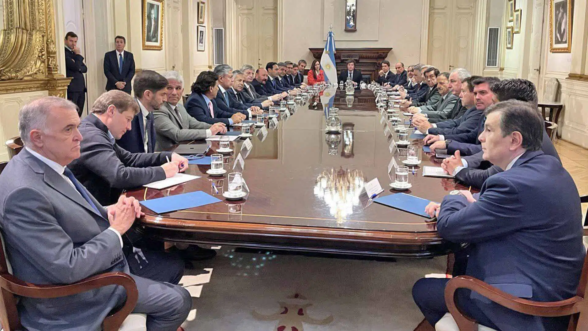 Luego de la derrota bonaerense Milei convoca a una Mesa Politica a los ...