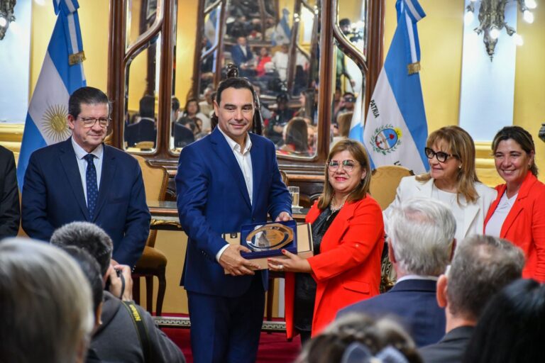 Valdés entregó reconocimientos a docentes destacados de toda la provincia