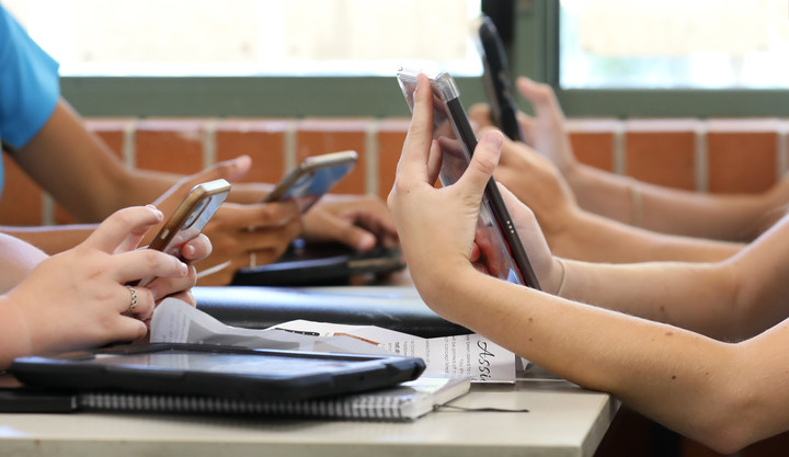 Prohíben el uso de teléfonos celulares en algunos colegios de Posadas