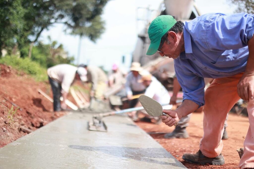 Suaid recorrió las obras de cordón cuneta en calle Madariaga y destacó el rol de los vecinos en el Programa Mita y Mita