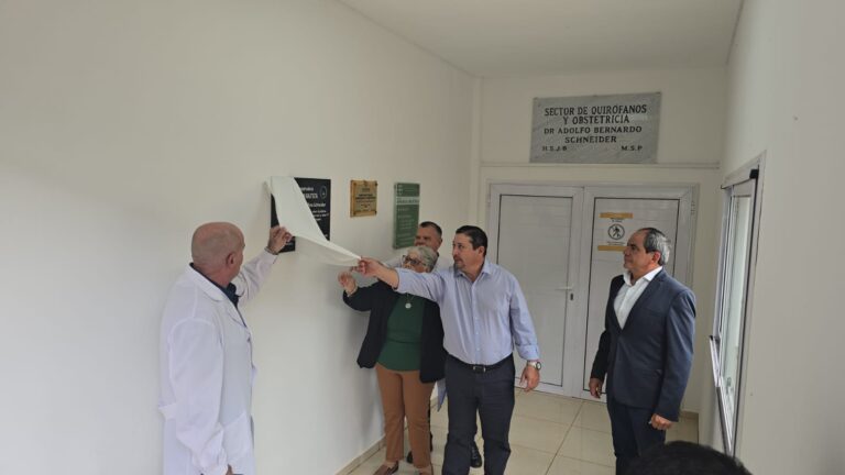 Descubren placa recordatoria en homenaje a Adolfo Bernardino “Pino” Schneider