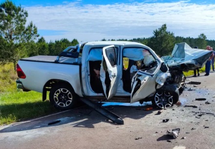 Choque frontal entre dos camionetas sobre RN 12 dejó cuatro fallecidos