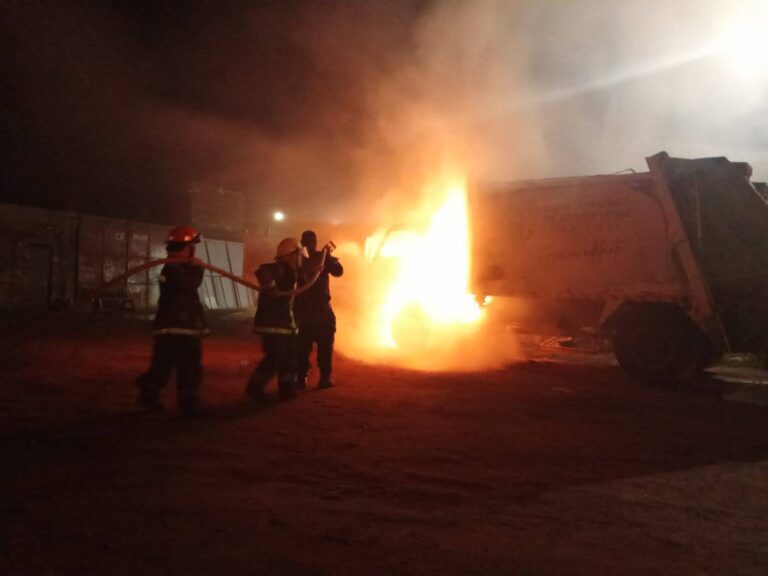 Llamativo incendió en un camión recolector de residuos en el corralón municipal