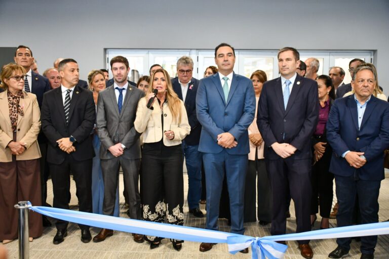 Valdés inauguró el nuevo Centro Único de Pagos del Banco de Corrientes