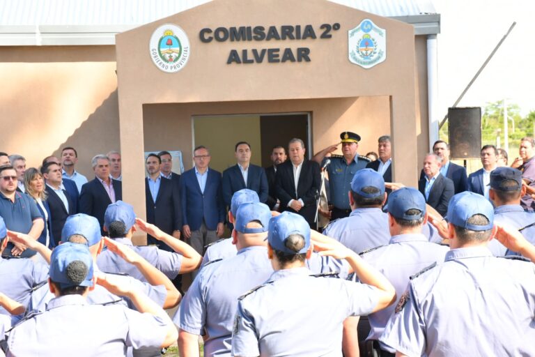 En Alvear, Valdés inauguró la nueva Comisaría Segunda y entregó equipamiento policial