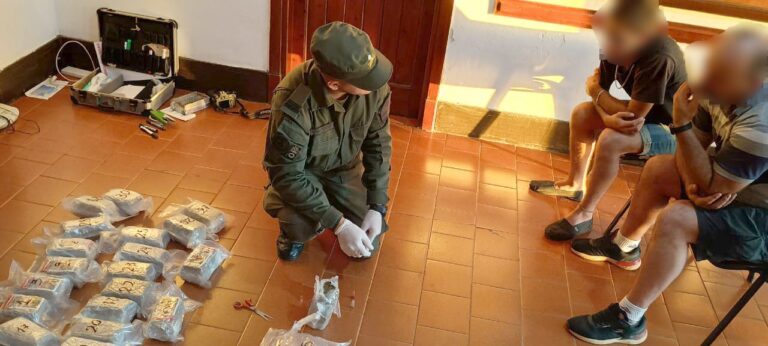 Gendarmes extrajeron paquetes con 13 kilos de marihuana sumergidos en el tanque de combustible de un auto