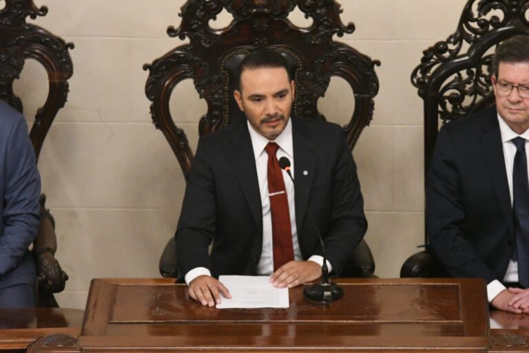 Juan Pablo Valdés juró como nuevo gobernador instando a «seguir transformando Corrientes»